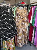 Solunavibes bruine satijnen broek set en goud kleurige kimono jurk
