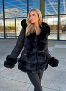 Zwarte winterjas met riem en bont