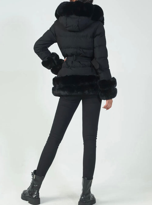 Zwarte winterjas met riem en bont