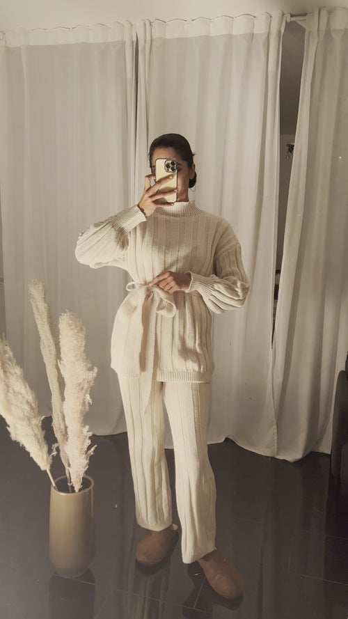 Amiri rekbare broek met oversized trui en een strik band
