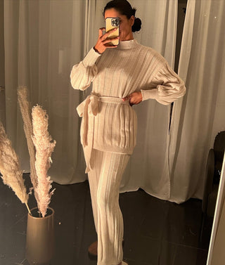 Amiri rekbare broek met oversized trui en een strik band