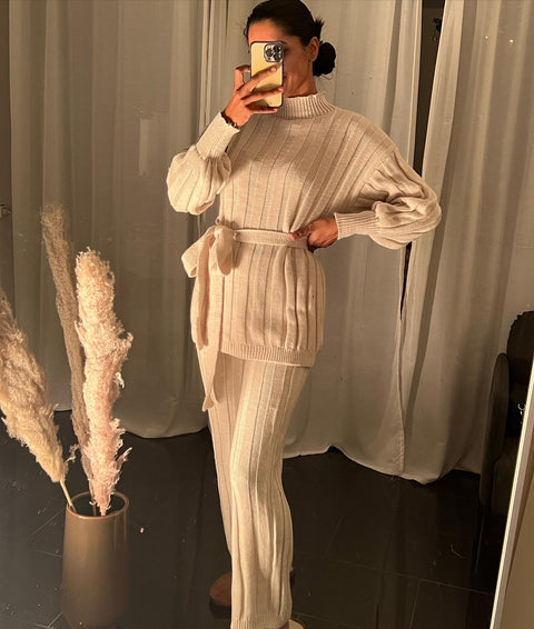 Amiri rekbare broek met oversized trui en een strik band