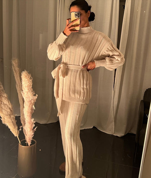 Amiri rekbare broek met oversized trui en een strik band