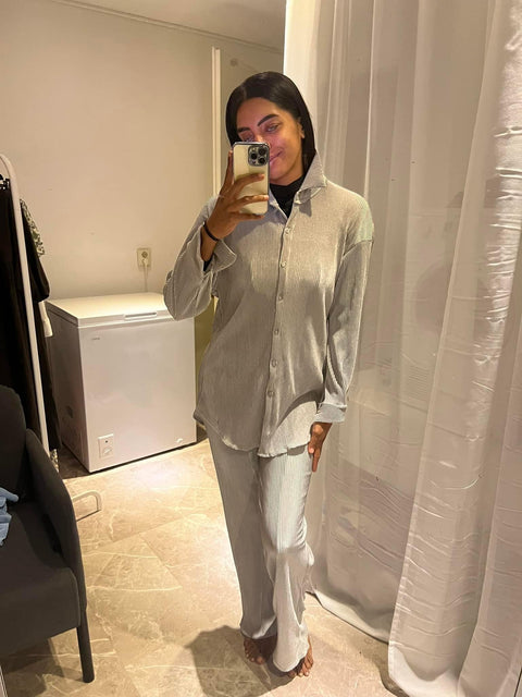 بدلة ضلعية بلون رمادي فاتح