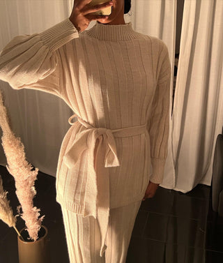 Amiri rekbare broek met oversized trui en een strik band