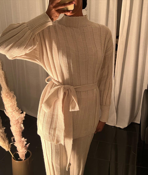 Amiri rekbare broek met oversized trui en een strik band