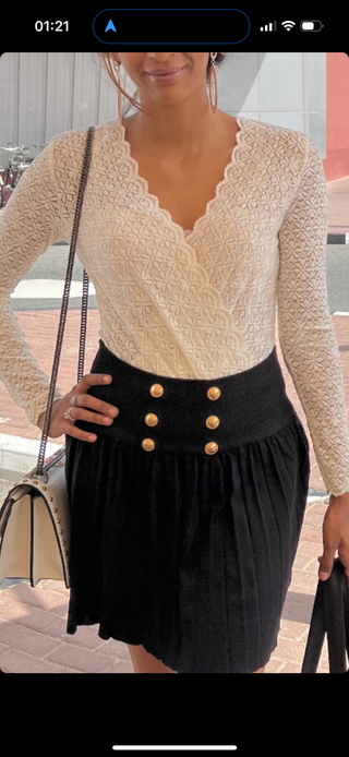 ZWARTE ROK MET GOUDEN KNOPEN