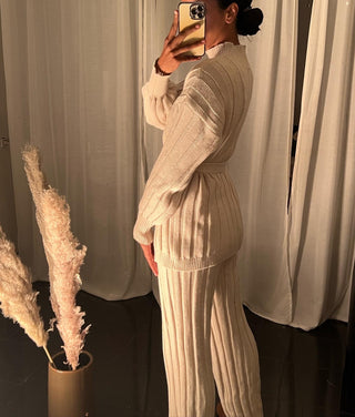 Amiri rekbare broek met oversized trui en een strik band